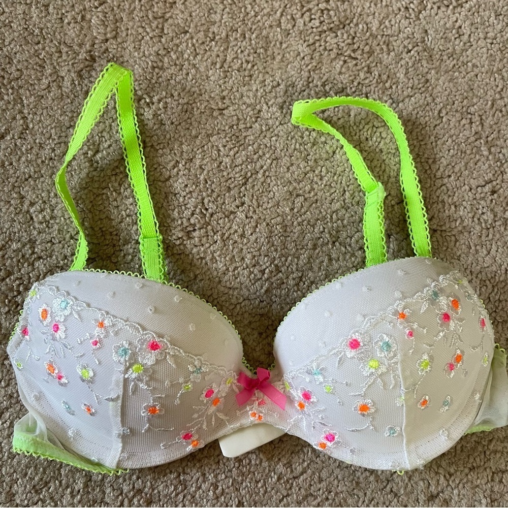 𝅺victoria secrets Demi style bra 32B